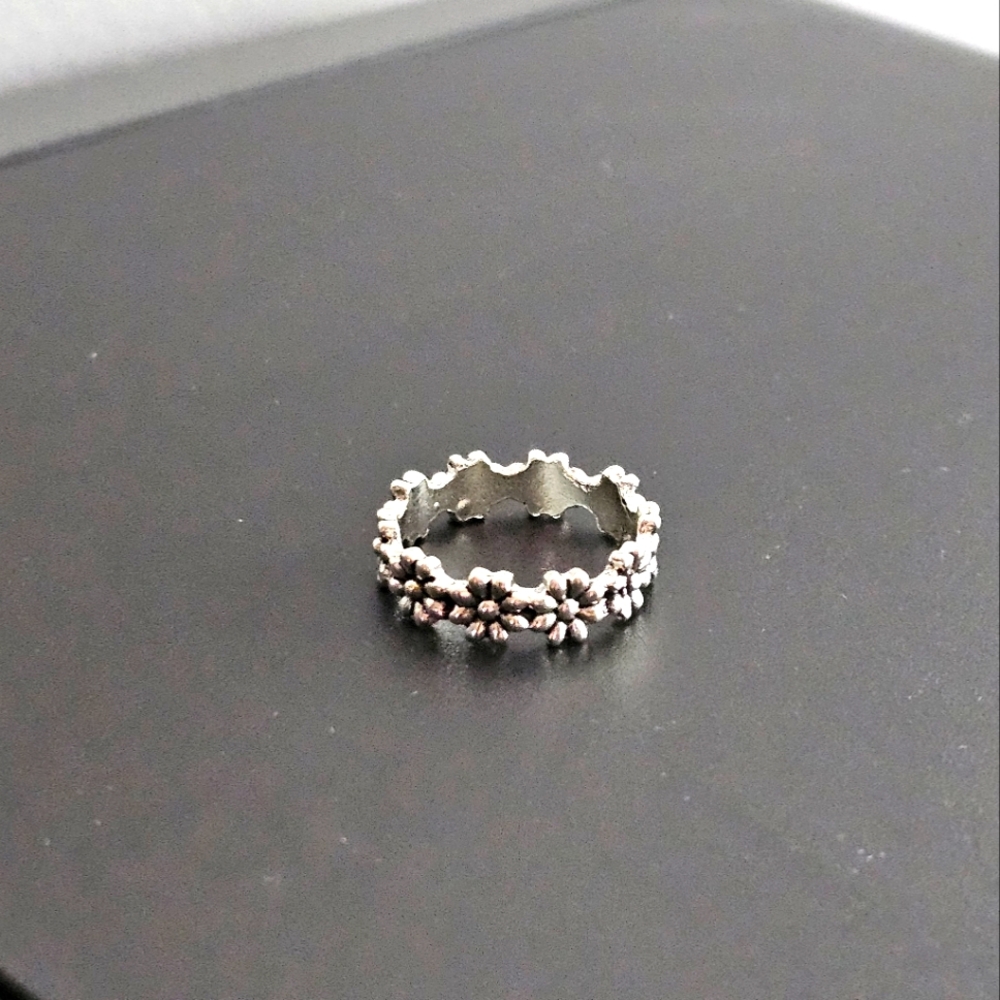 FASHION  INTO THIS SIZE 7 FLORAL ANTIQUE VIBE DAISIES ETERNITY BAND SILVER RING